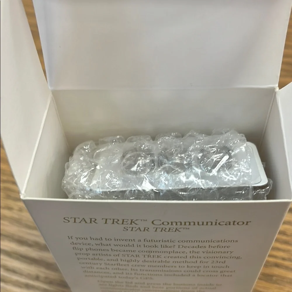 Star Trek Hallmark ornament!  New 2006 Ornament flip phone w/light/sound NIB